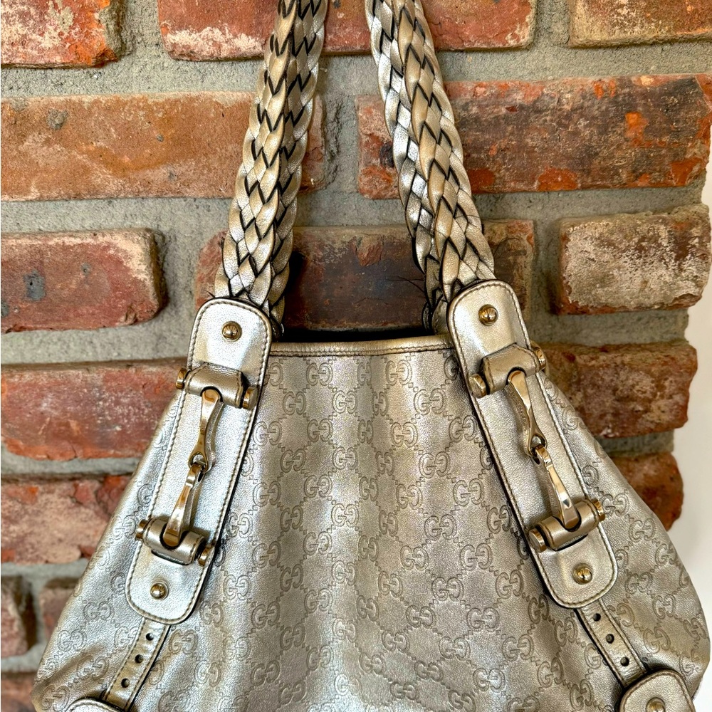 Gucci silver metallic leather bag with silver hardware.   Canvas lining.